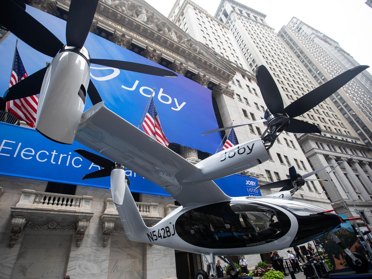 一架Joby航空公司的电动垂直起降飞机在纽约证券交易所外。