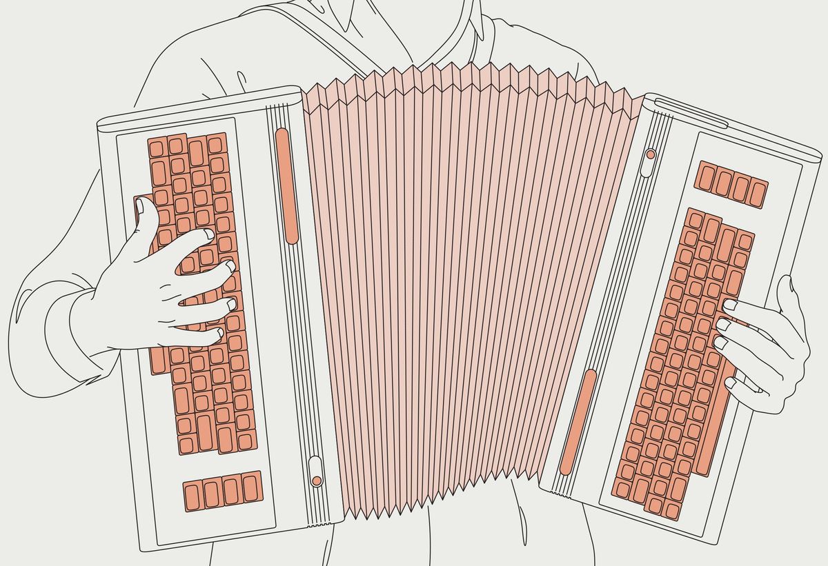 一个男人拿着一台由两台Commodore 64电脑组成的仪器，仪器之间用一个波纹手风琴风箱隔开。