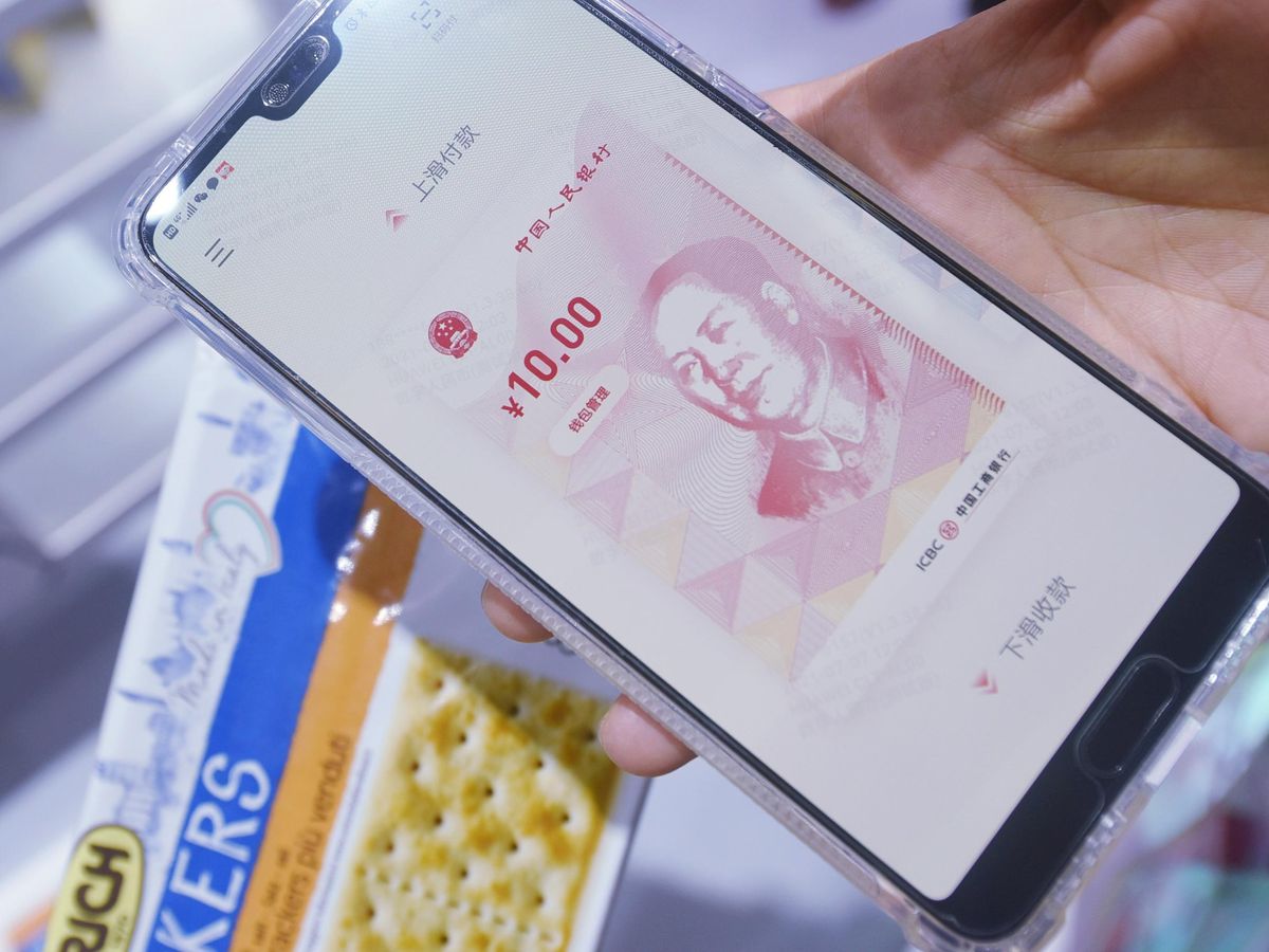 一款印着10元人民币的手机悬浮在一包饼干上。