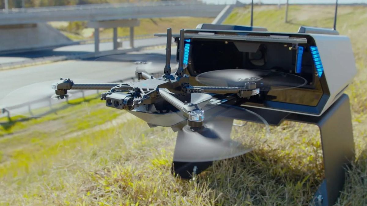 这张照片显示，一架自动驾驶无人机从高速公路一侧的金属盒子中发射升空