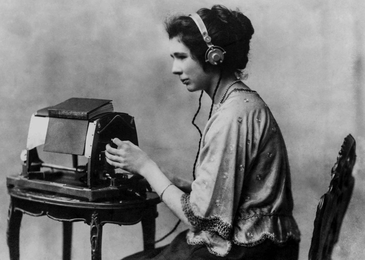 一个女人在听一个设备。