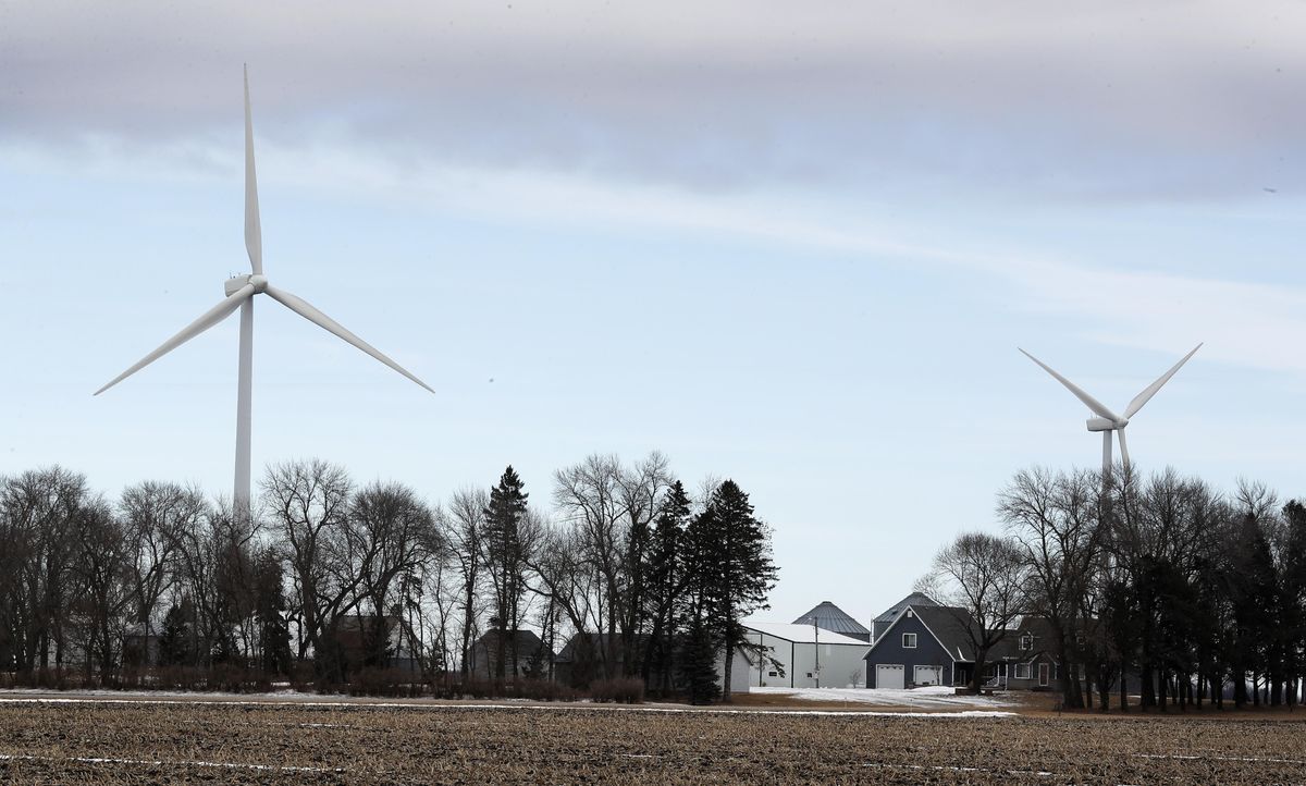 爱荷华州的一个农场，背景中有两个大型风力涡轮机。