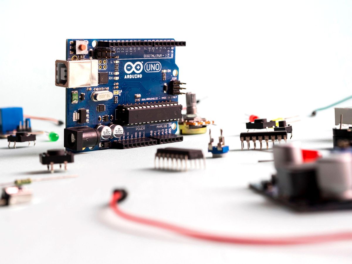 Arduino UNO板上的光背景。