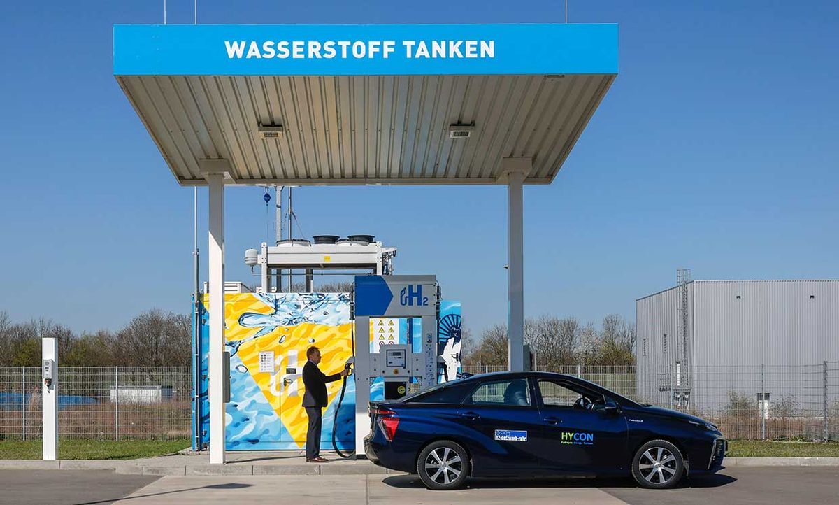 在德国北莱茵-威斯特法伦州的一个加氢站，一名司机正在给一辆丰田Mirai加油，Mirai是市场上为数不多的燃料电池动力汽车之一。