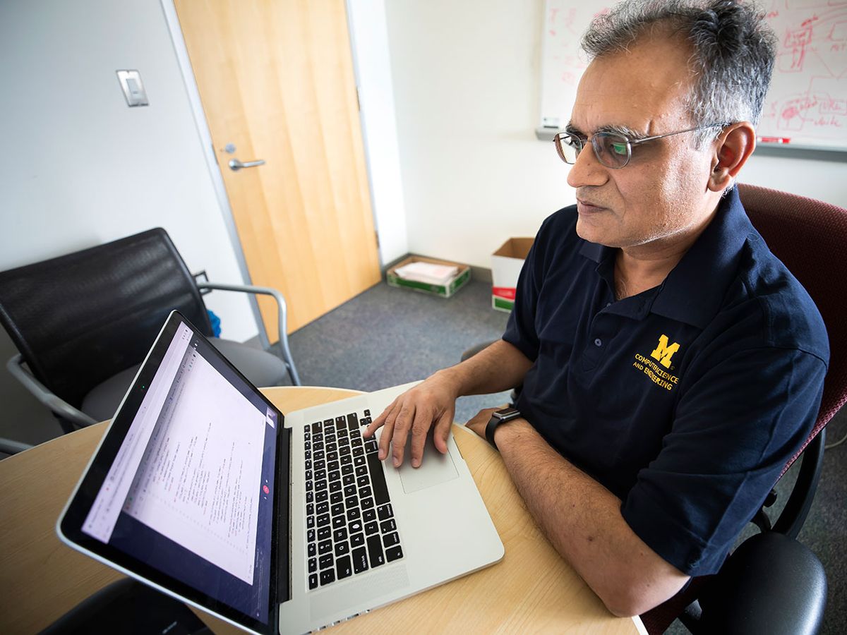 电气工程和计算机科学教授Atul Prakash致力于一个项目的代码，该项目为Github用户提供了一个报告漏洞的基础设施。