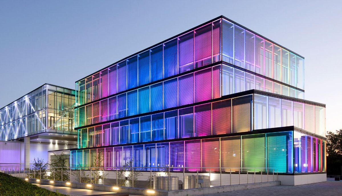 彩色玻璃建筑作为Comarch总部在克拉科夫,波兰。