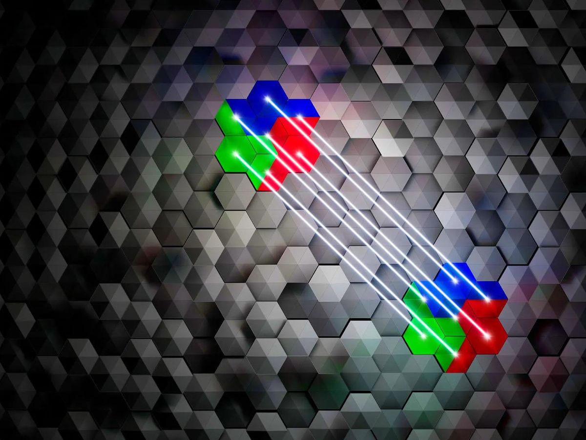 相连的银色六边形，以红、蓝、绿三色七边形组成的两种形状，由七束白色的光束相连。