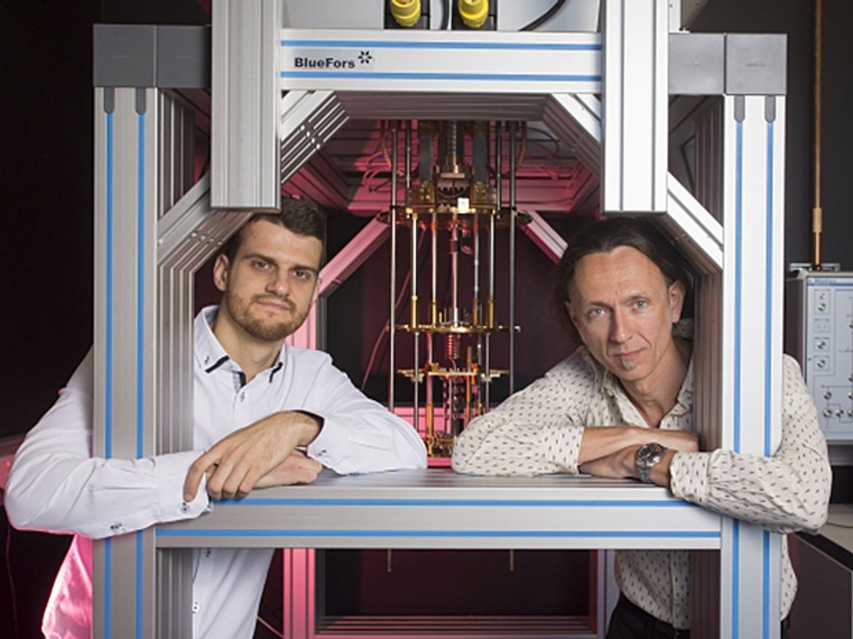 Guilherme托西博士和教授安德里亚黑樱桃新南威尔士大学的量子计算与稀释实验室冰箱,硅片温度降到0.01̊高于绝对零度。