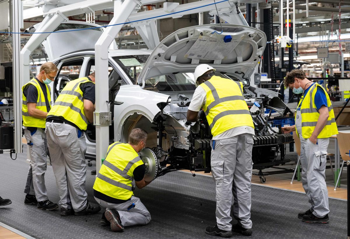 2022年5月20日，在德国北部埃姆登的生产基地，工人们在德国大众汽车公司ID 4电动汽车的装配线上工作。
