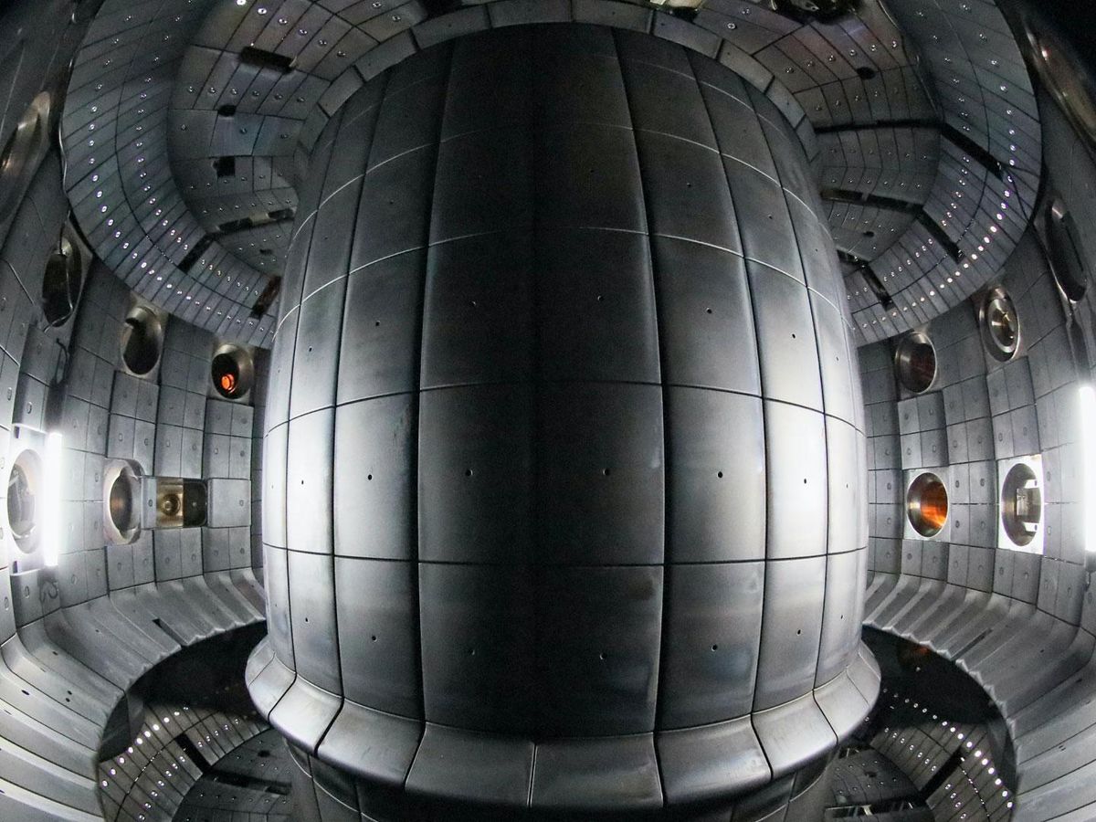 托卡马克聚变反应堆内部的图像，包括等离子体注入和磁控制技术的金属环面