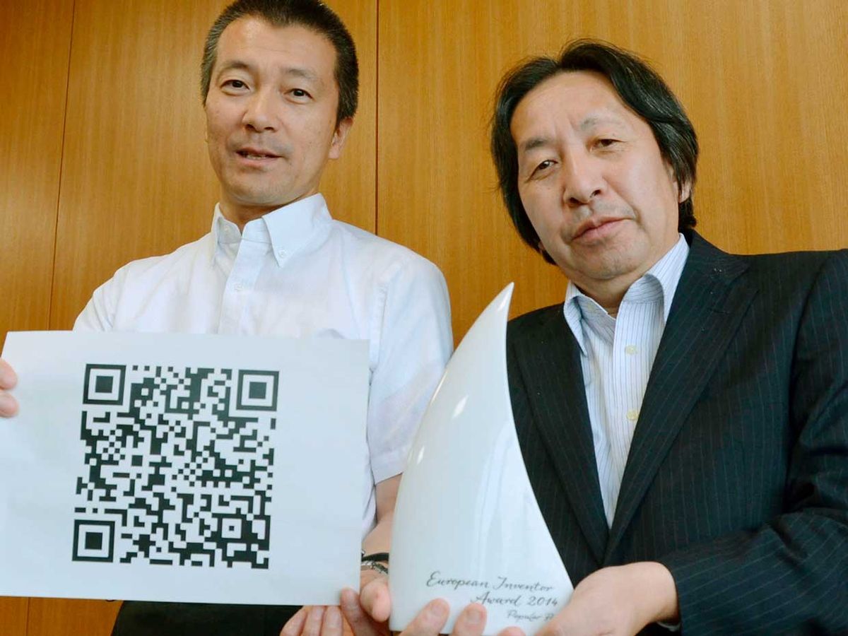 Denso Wave公司的原正弘(右)和丰田中央研发实验室的长屋孝之。公司展示了他们发明的方形“快速反应码”(QR码)，并获得了欧洲专利局颁发的“大众奖”。