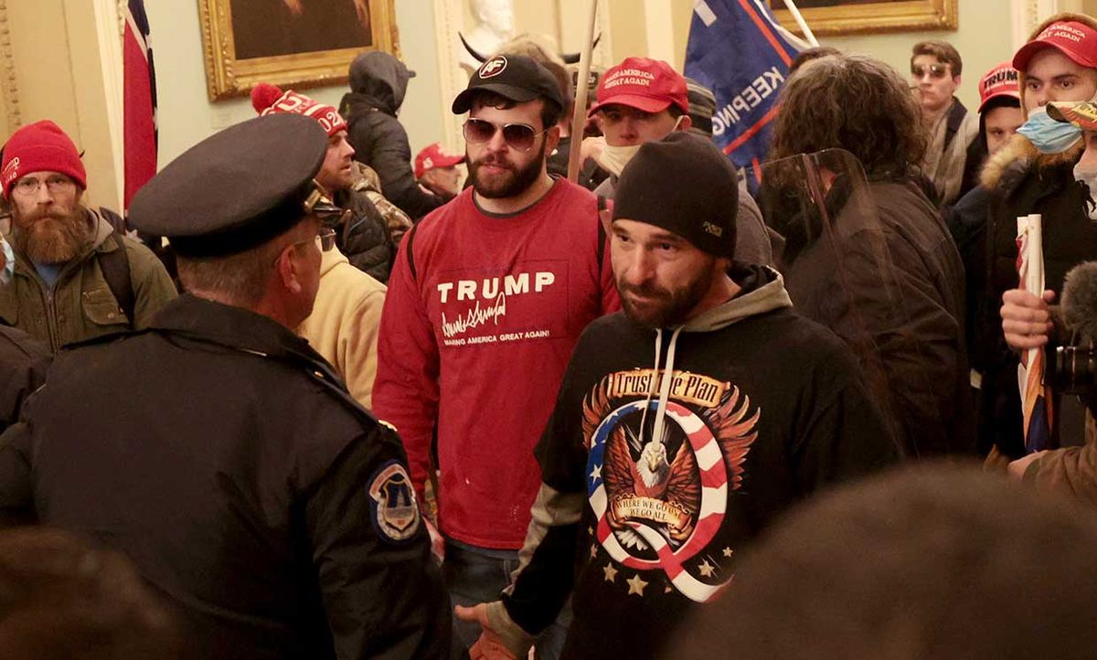 2021年1月6日，在华盛顿特区的美国国会大厦内，暴徒与国会警察互动。