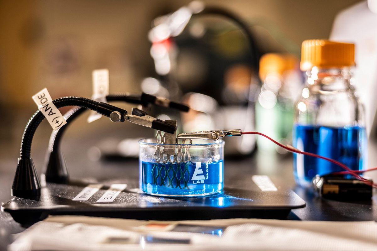科学实验室，容器里装着蓝色液体