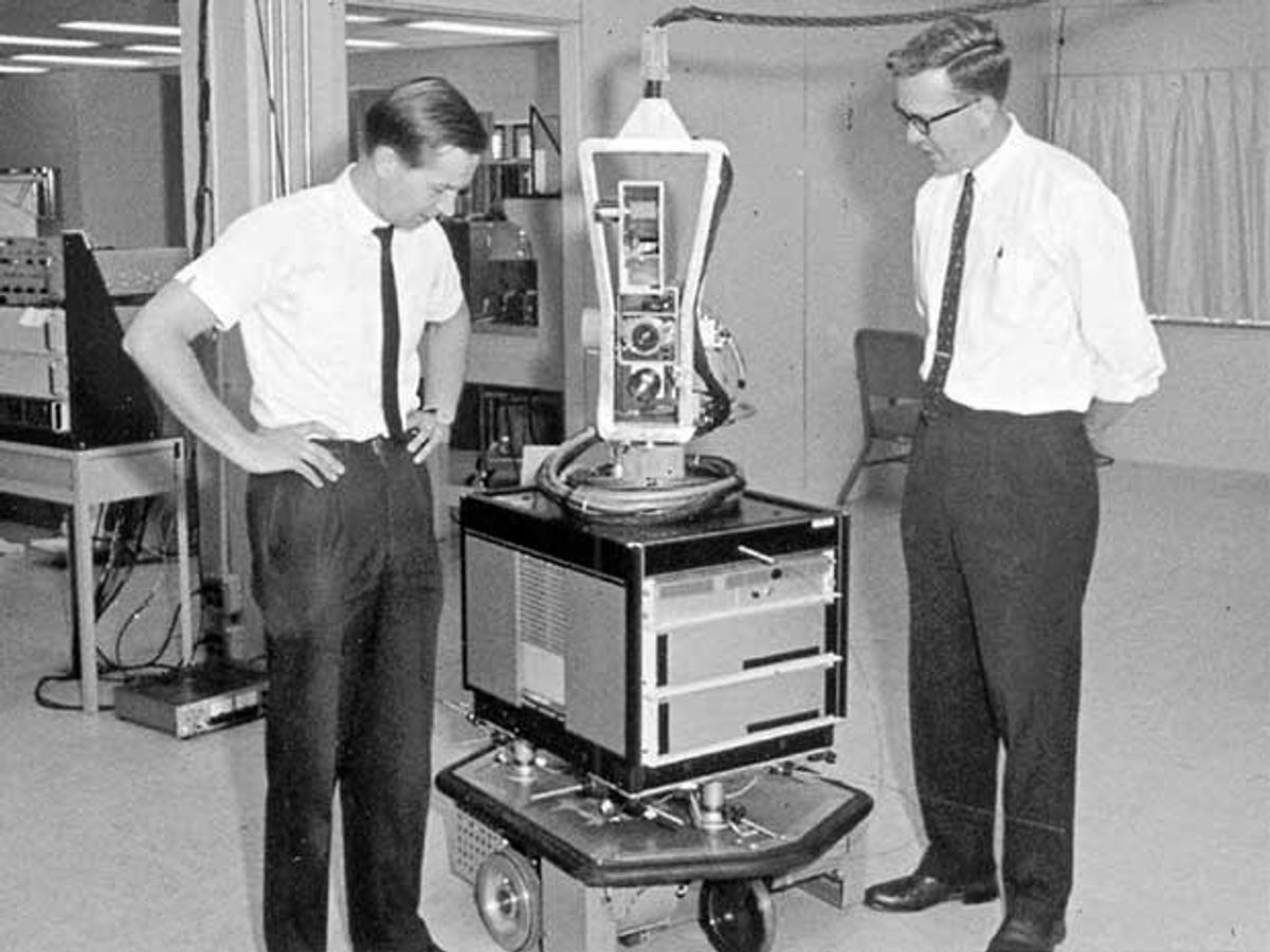SRI研究员Nils Nilsson(右)和Sven Wahlstrom与机器人Shakey在20世纪60年代末。