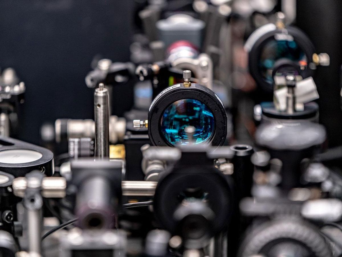 Skoltech的混合光子学实验室，在那里创造了新的光学晶体管。